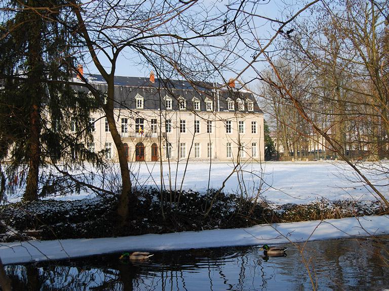 Château et parc municipal sous la neige