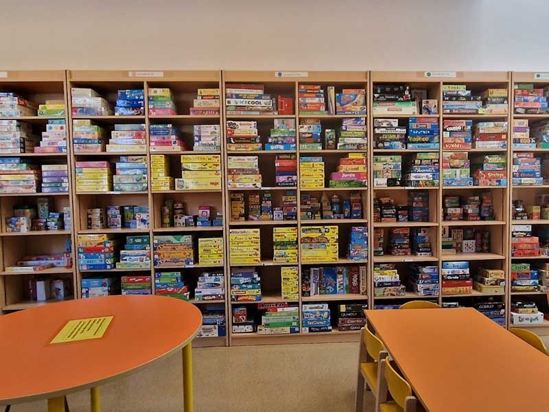 Des armoires avec des boites de jeu de societé.